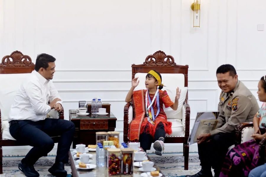 Momen Mengharukan, Gubsu Bobby Nasution Hadiahi Rumah dan Beasiswa untuk Caroline Peraih Emas ASMC