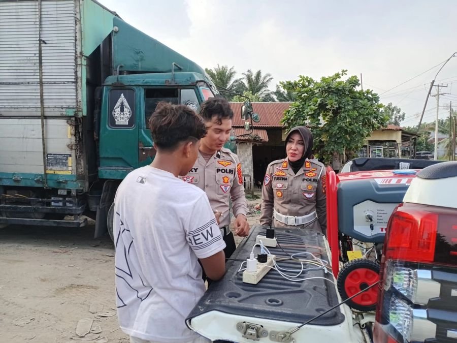 Pasca Pemadaman Massal, Kasat Lantas Polres Labusel Sediakan Listrik Gratis bagi Masyarakat