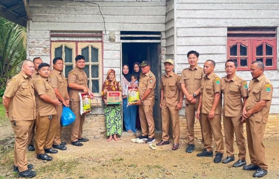Pemdes Gunung Melayu Salurkan Donasi Sembako untuk Ngatini, Korban Kemalingan