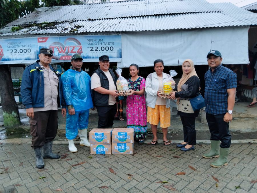 Pemdes Padang Brahrang Salurkan Bantuan untuk 19 Keluarga Terdampak Banjir