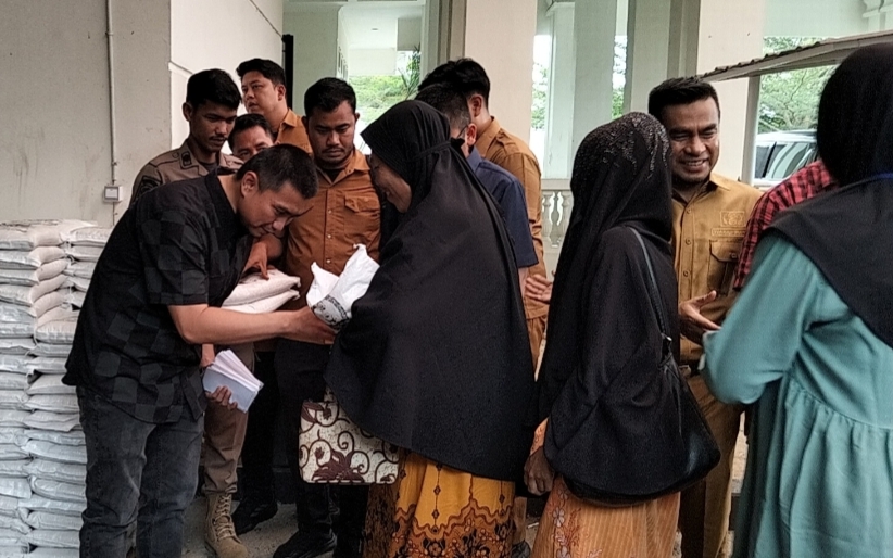 Pemerintah Labura Bersinergi dengan TNI-Polri, Gelar Bakti Sosial untuk Abang Becak dan Sopir Angkot