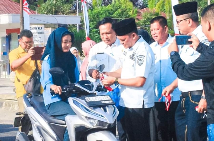Pemkab Labuhanbatu Gaungkan Nasionalisme, Plh Sekda AJP Bagikan 300 Bendera Merah Putih