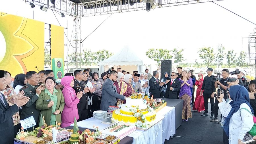 Potong Nasi Tumpeng, Hiasi Resepsi HUT Labura ke-17 di Alun-alun Aek Kanopan