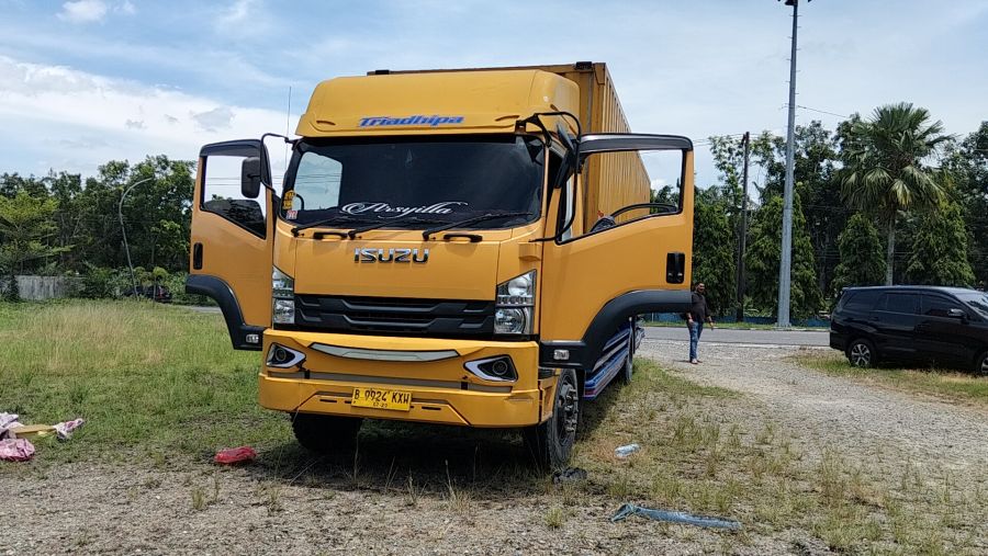 Pengamanan Aksi Demo, Truk Ekspedisi Triadhipa Logistic Tabrak Kanit Lantas di Jalinsum Aek Kanopan