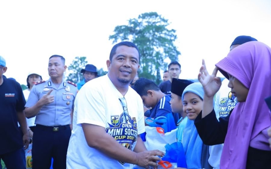 Pengurus PT Socfindo Kebun Aek Paminke Hadiri Pembukaan Mini Soccer KNPI Labura dan Berikan Bansos