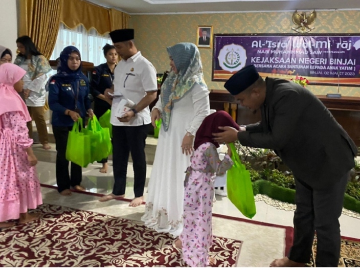 Peringati Isra Mi'raj, Kejari Binjai Serahkan Tali Asih Untuk Anak Yatim