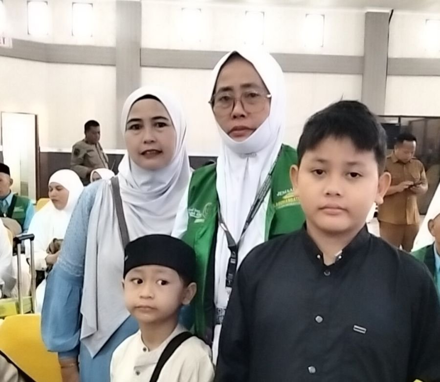 Perjuangan dari Balik Lapak Gorengan: Nurainun Pane Berangkat ke Tanah Suci