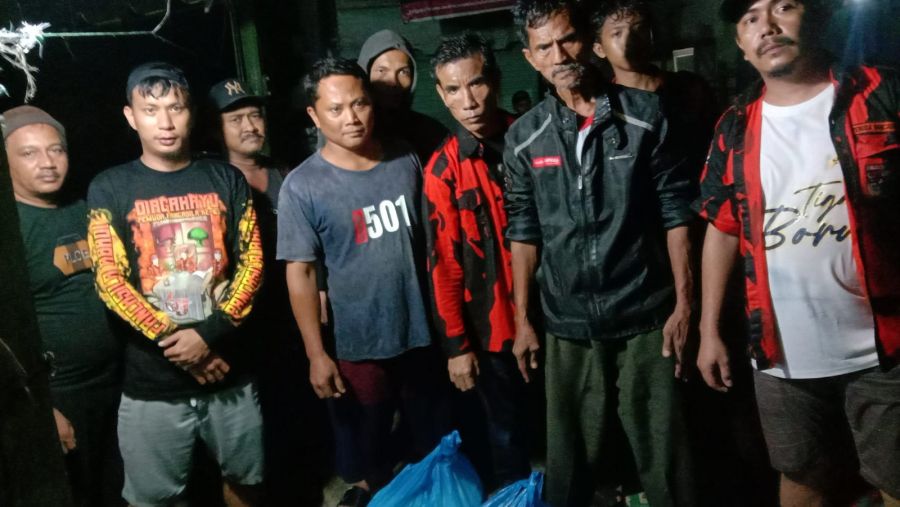 Pimpinan Ranting Pemuda Pancasila Kanopan Timur Bagikan 200  Nasi Kotak Kepada Korban Banjir