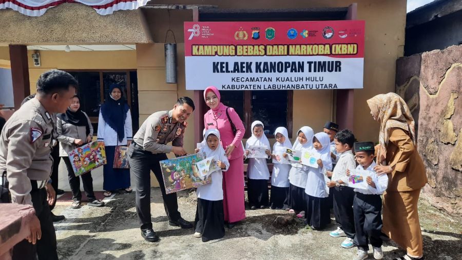 Polri Peduli Budaya Literasi, Kapolsek Kualuh Hulu Akp Ghulam Serahkan Buku dan Meja ke TK At Taqwa