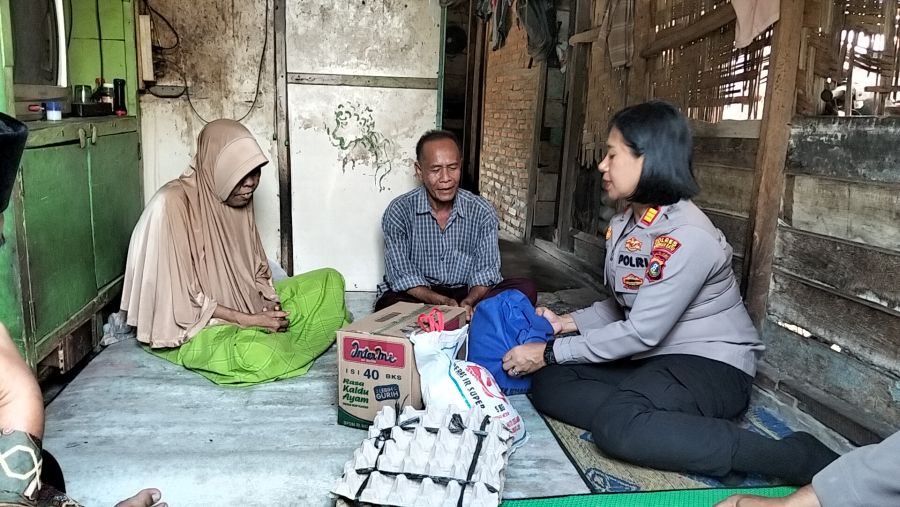 Polri Untuk Masyarakat, Kapolsek Kualuh Hulu Berikan Bantuan Kepada Warga Mengalami Gangguan Mata