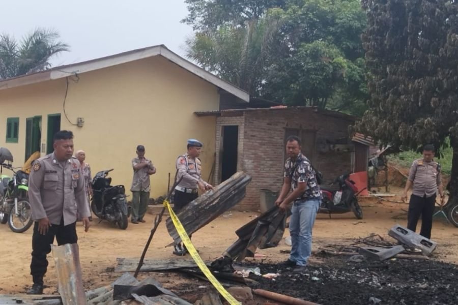 Polsek Kualuh Hulu Bersama Warga Bersihkan Puing Rumah Korban Kebakaran di Lobuhuala
