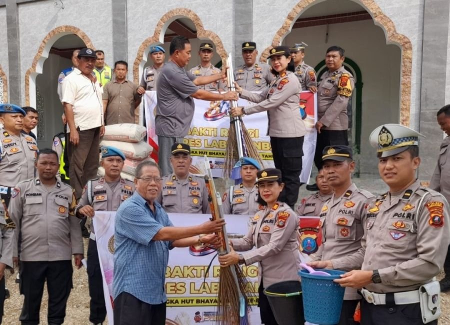Polsek Kualuh Hulu Gelar Bakti Religi Bersihkan Masjid dan Gereja Sambut Hari Bhayangkara ke-80