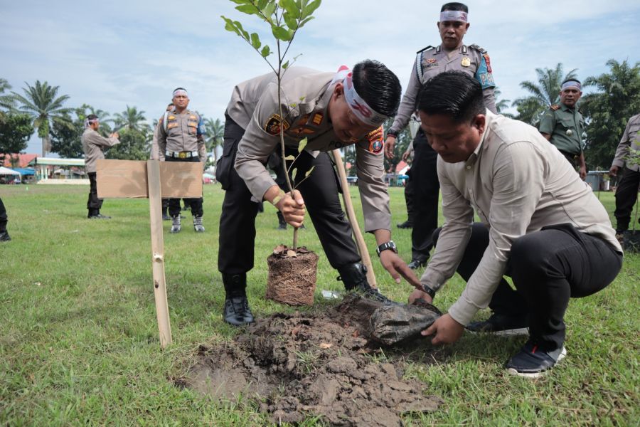 Polsek Kualuh Hulu Gelar Penanaman 200 Pohon Bertema Polri Lestarikan Negeri Penghijauan Sejak Dini