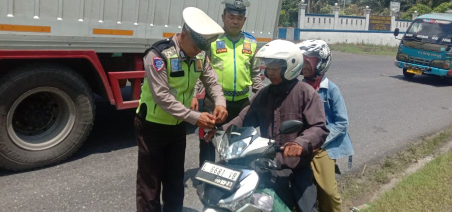 Polsek Kualuh Hulu Kembali Bagikan Bendera Merah Putih kepada Pengguna Jalan, Sambut HUT RI ke 80