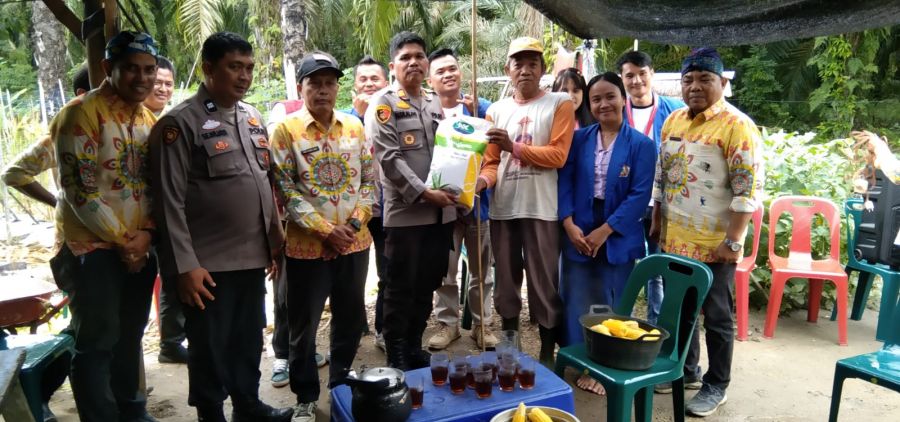 Polsek Kualuh Hulu Tanam Jagung di Lahan Warga, Dukung Program Ketahanan Pangan