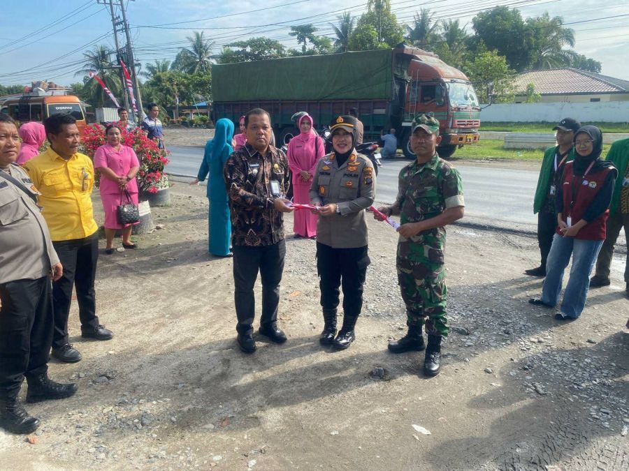 Semarak HUT RI ke 80 tahun, Polsek Na IX-X Laksanakan Pasang Bendera Merah Putih  Kepada Pengendara
