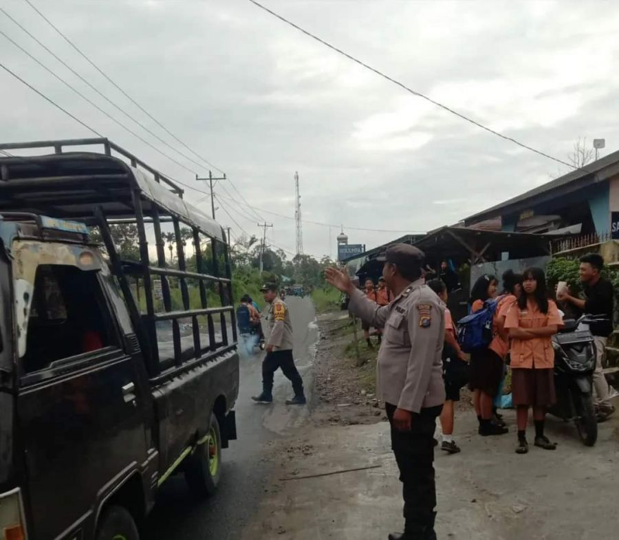 Polsek Payung Mengatur Lalu Lintas di Depan SMP N 1 Tiganderket