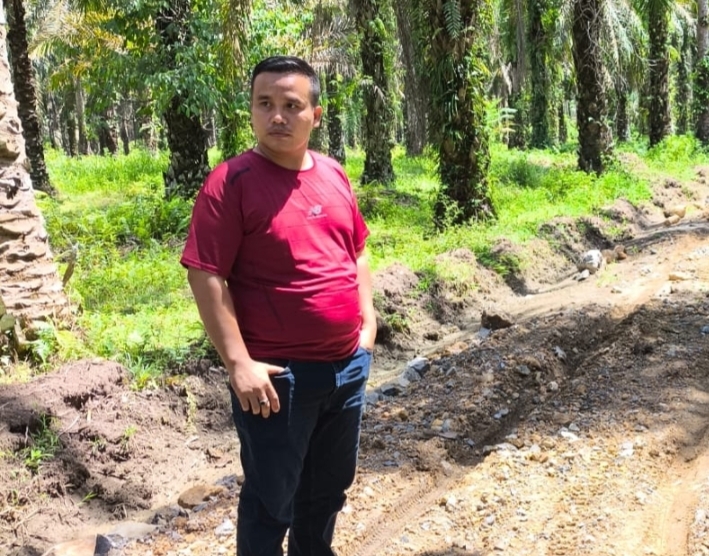 Prihatin Kondisi Jalan Rusak, Anggota DPRD Labura Johan Harahap Perbaiki Jalan Pakai Dana Pribadi