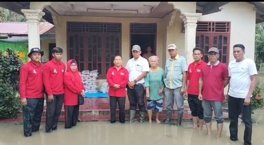 PT Socfindo Aek Pamienke Serahkan Bantuan 88 Paket Sembako Bagi Korban Banjir