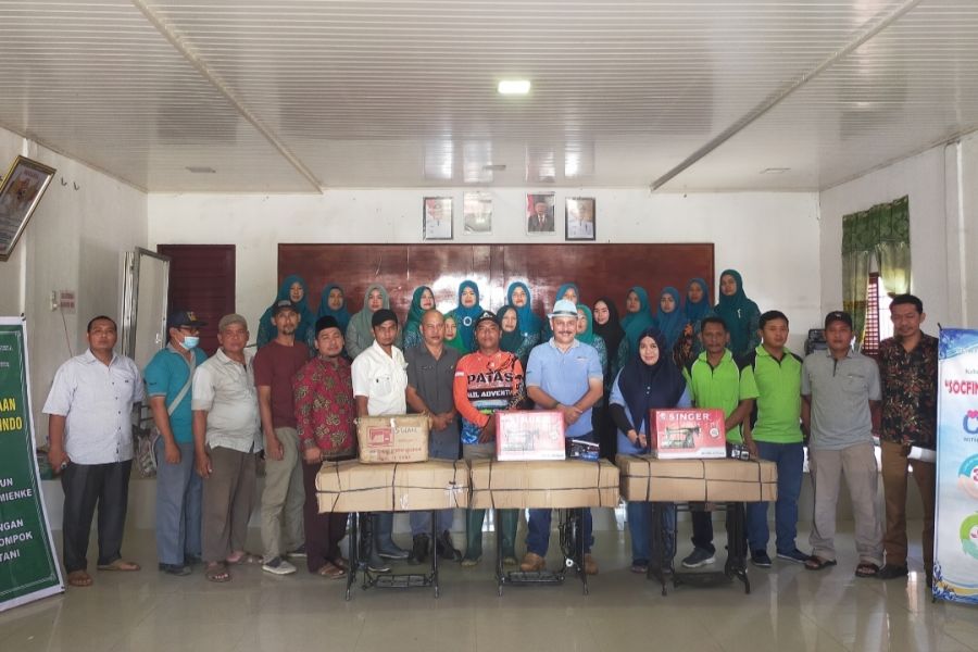 PT Socfindo Perkebunan Aek Pamingke  Bantu 3 Unit Mesin Jahit Kepada Kelompok Tani Dan Ibu PKK