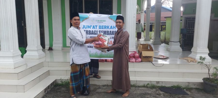 PT TAN Bagikan Paket Sembako Kepada Warga Kurang Mampu Disekitar Lingkungan Perusahaan