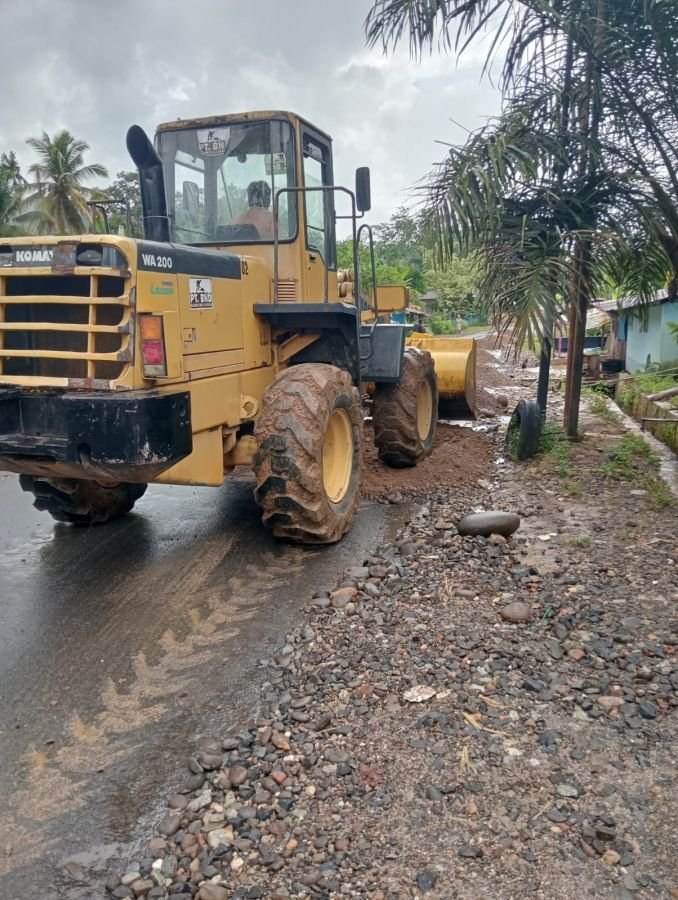 PT.Batang Nauli Denggan Peduli Perbaikan Jalan Atas Keluhan Masyarakat.