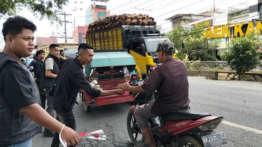 Puluhan Massa Aliansi Pemuda dan Masyarakat Labura Gelar Aksi Damai di Jalinsum Aek Kanopan