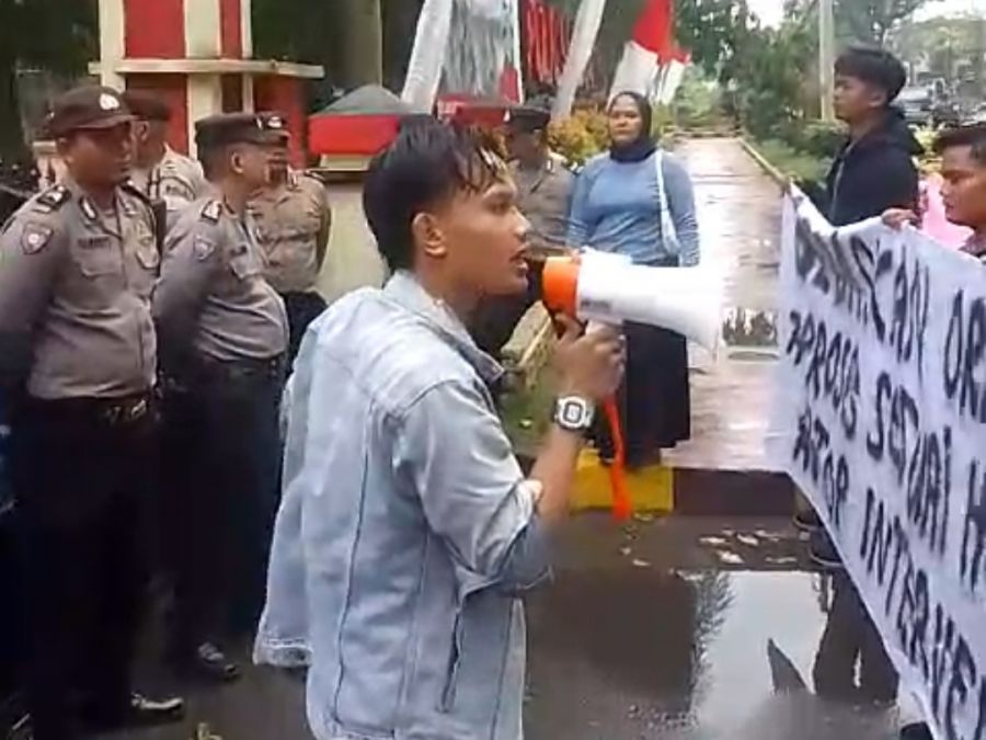 Puluhan Pemuda Unjuk Rasa di Mapolres Langkat