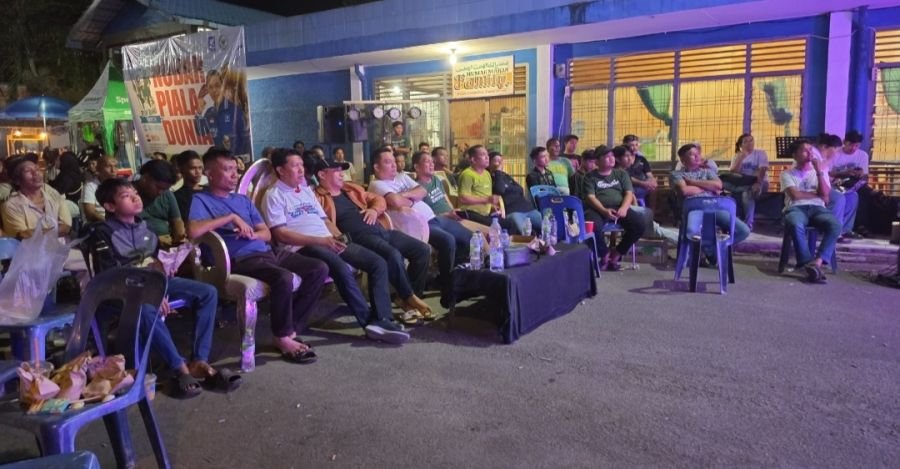 Ratusan Warga Padati Nobar Piala Dunia Bersama Ketua Komisi VI DPR RI Saleh Daulay di Aek Kanopan