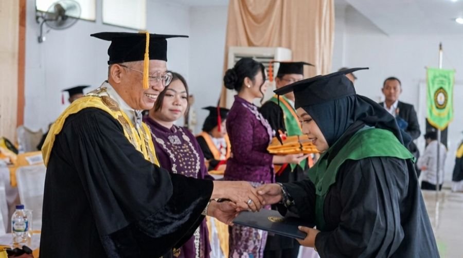 Resmi Sandang  Gelar Sarjana Hukum, Sudarija : Pentingnya Pendidikan bagi Wanita di Era Digitalisasi