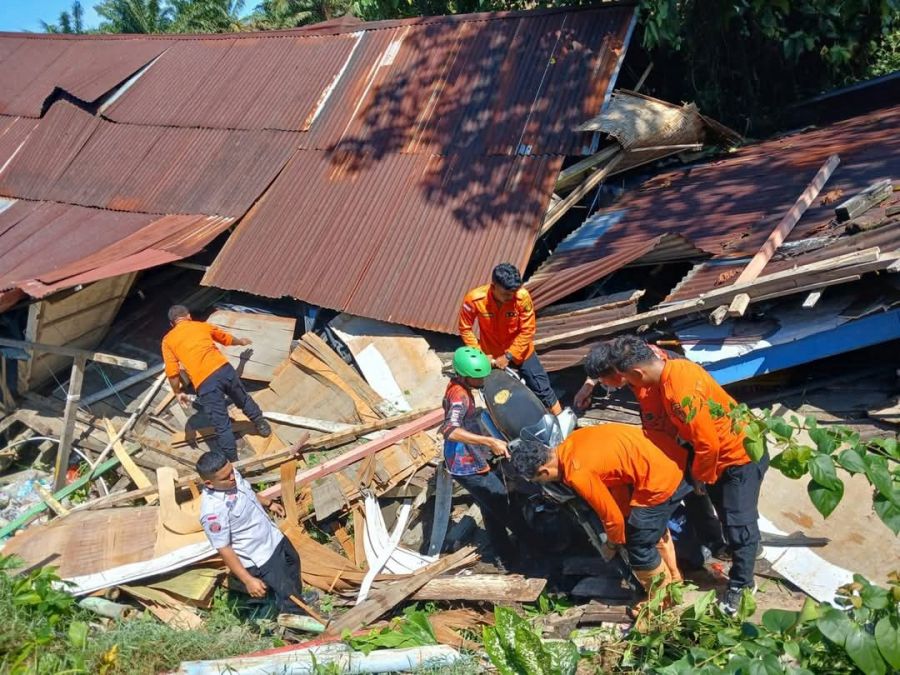 Rumah  Milik Ahmad Yani, Warga Aek Kanopan Timur Tiba tiba Ambruk