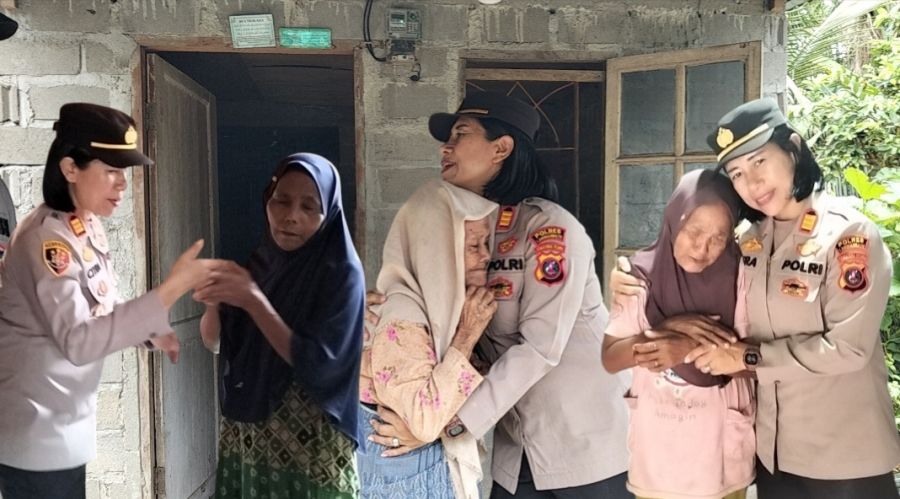 Sambut HUT Bhayangkara ke-80 : Kapolsek Kualuh Hulu Serahkan Bansos Kepada Warga  Kurang Mampu
