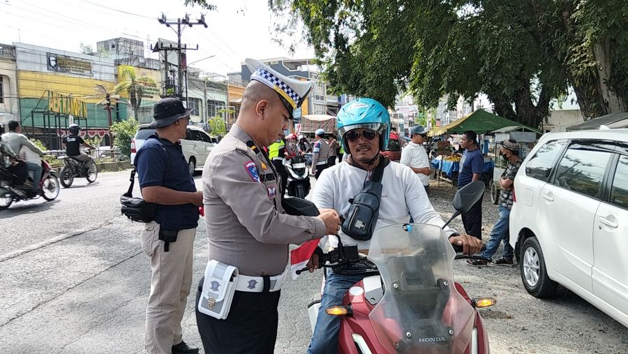 Sambut HUT RI ke-80, Polsek Kualuh Hulu Bagikan 200 Bendera Merah Putih ke Pengguna Jalan