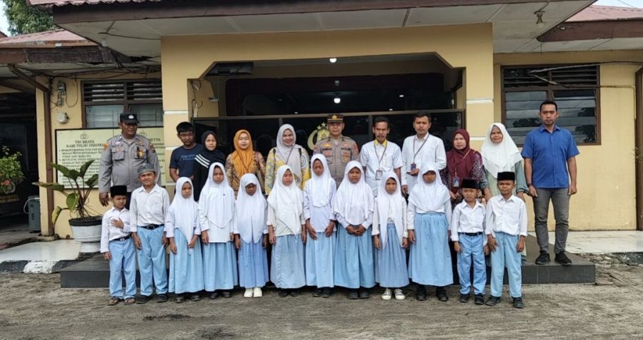 SD 3 Muhammadiyah Kuala Beringin Sambangi Polsek Kualuh Hulu, Kenalkan Siswa pada Tugas Kepolisian