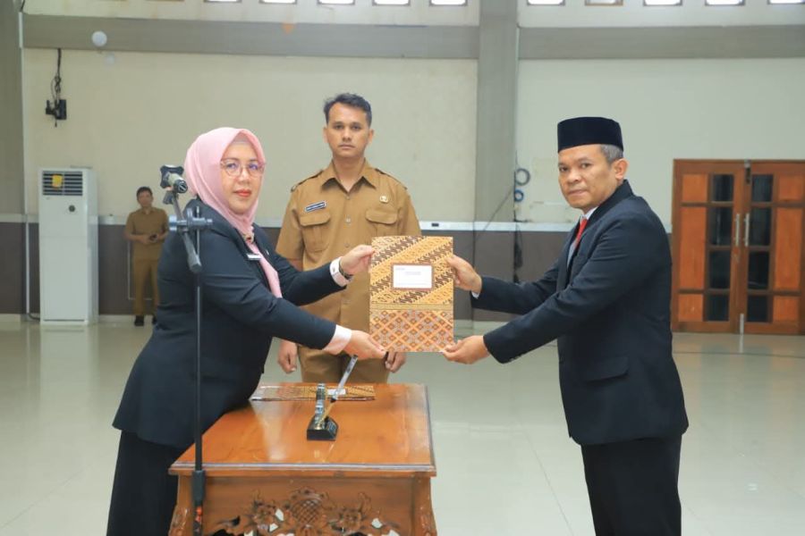 Sekda  Labura Hj. Susi Lantik Pejabat di Lingkungan Pemkab Labuhanbatu Utara