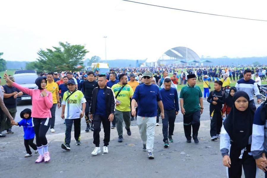 Semarak HUT Ke-18 Labura, Ribuan Warga Padati Alun-Alun Ikuti Senam Sehat dan Jalan Santai
