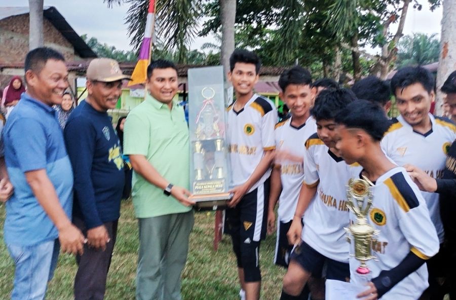 Serahkan Trophy Bergilir, Bupati Hendriyanto Resmi Tutup Turnament  Kades Cup IV Desa Kuala Beringin
