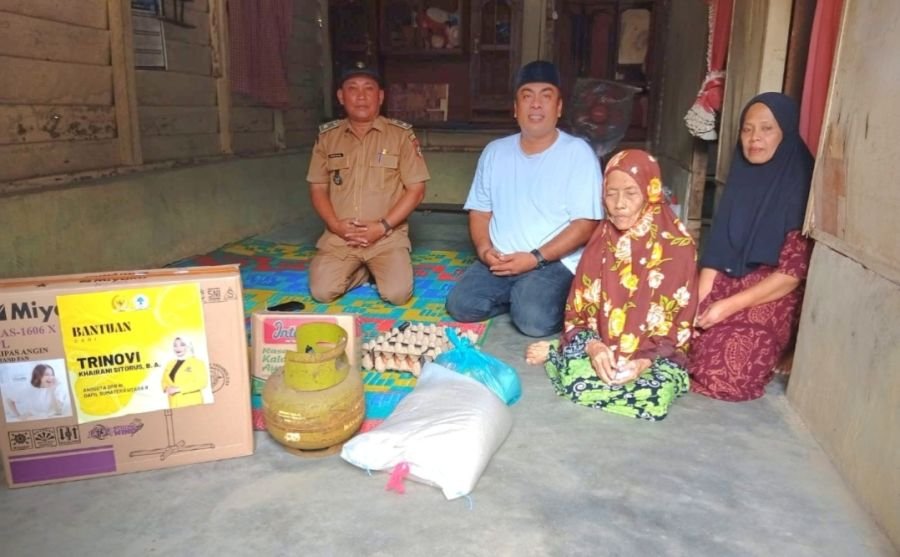 Terharu! Trinovi Sitorus Ganti Seluruh Barang Nenek Ngatini yang Dicuri Maling di Gunung Melayu