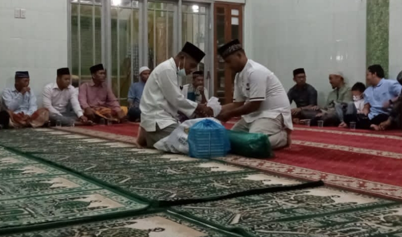 Tim Safari Ramadhan PT Socfindo Aek Loba Bagikan Sajadah dan Al Quran