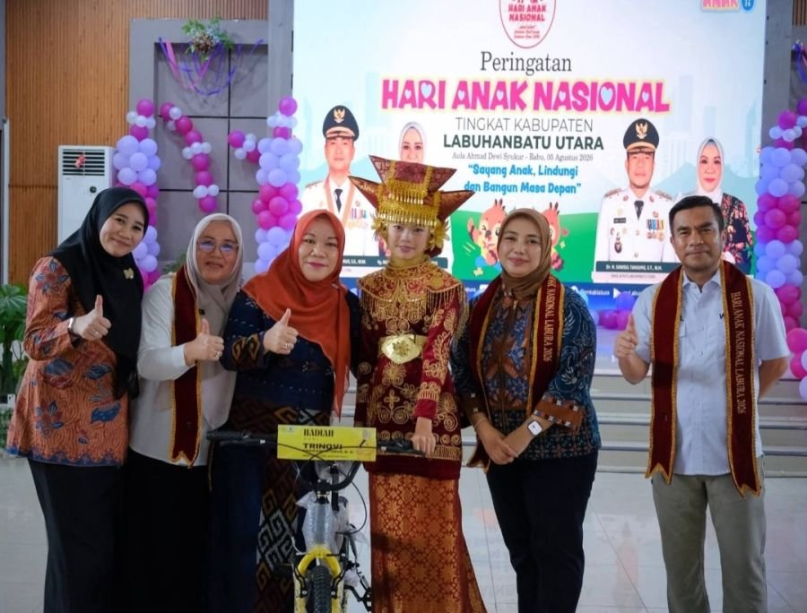 Trinovi Sitorus Serahkan Enam Sepeda di Hari Anak Nasional 2026