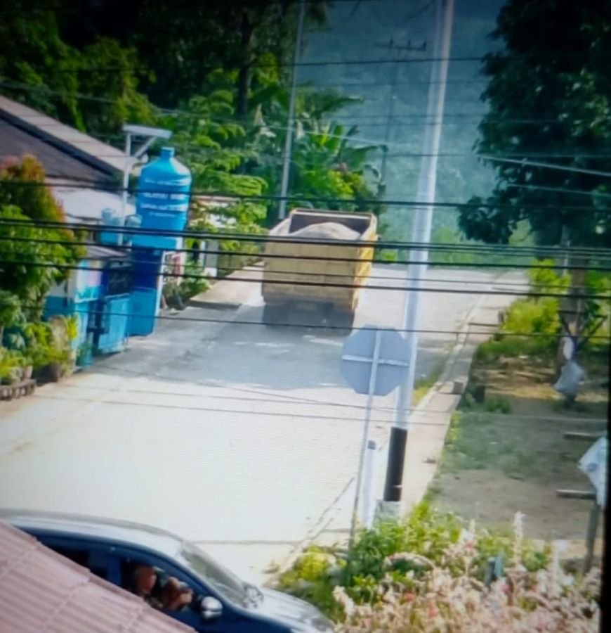 Truck Pengangkut Pasir Ke Lokasi PTAR Lewat Jalan Dua Desa Napa Resahkan Warga