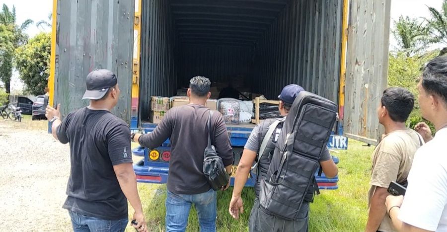 Truk Ekspedisi Triadhipa Diduga Bawa 2 Kg Ganja, Diamankan Usai Tabrak Kanit Lantas di Aek Kanopan