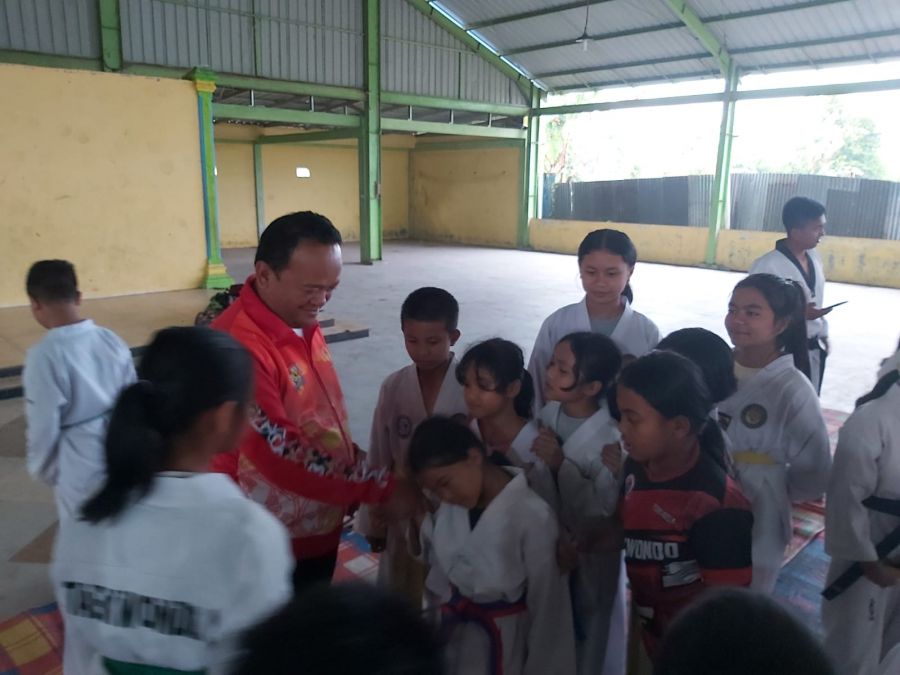 Wakil Ketua DPRD Karo Beri Pembekalan Kepada Atlet Dojang Black Eagle