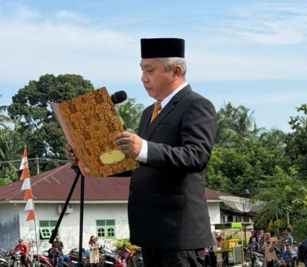 Wakil Ketua DPRD Labura Arly Simangunsong Bacakan Teks Proklamasi pada Upacara HUT RI ke-81