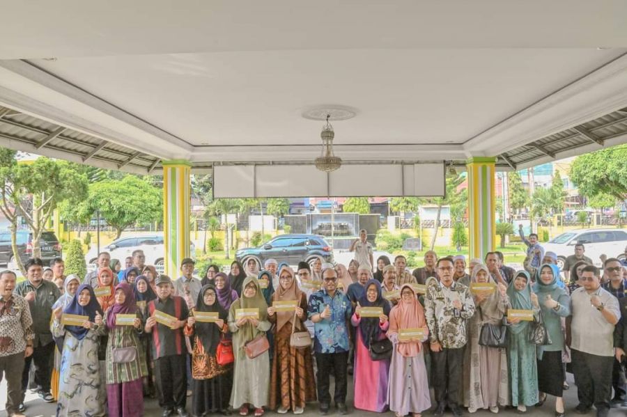 Wali Kota Padangsidimpuan Serahkan Tali Asih kepada 54 Penerima Pensiunan ASN