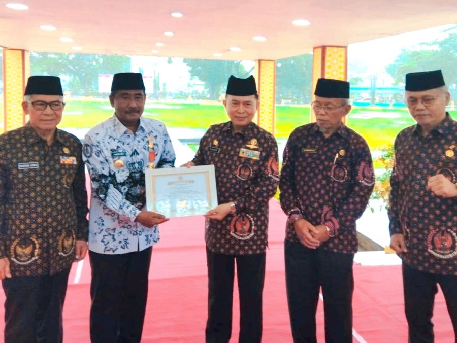 Walikota Binjai Terima Lencana Kejuangan