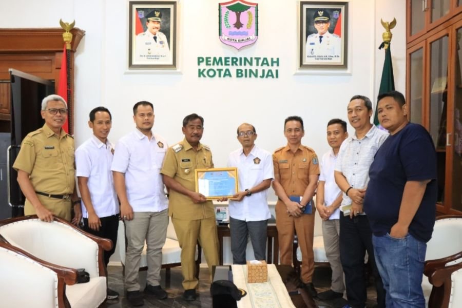 Walikota Binjai Terima Penghargaan PWI