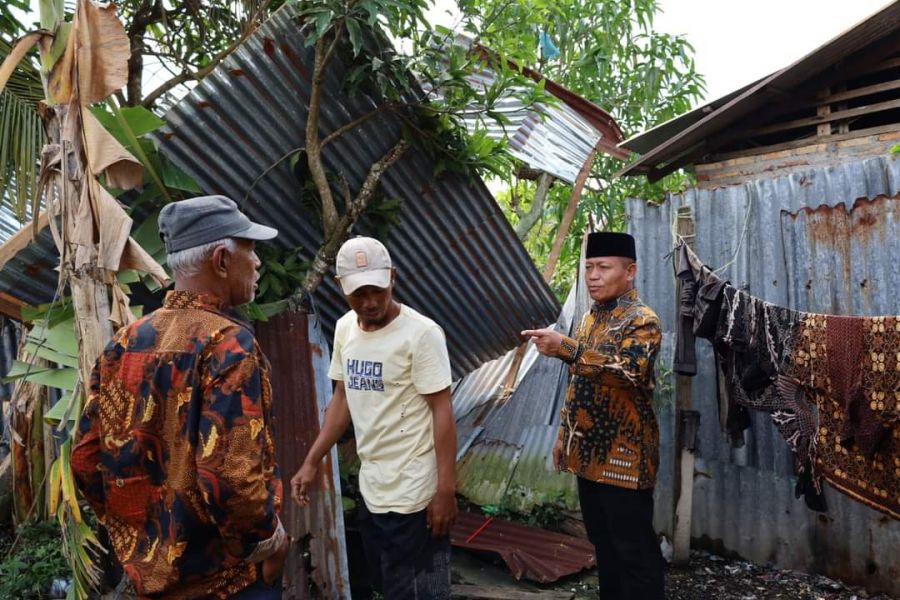 Walikota Tanjungbalai Waris Thalib Kunjungi Rumah Warga Korban Angin Badai