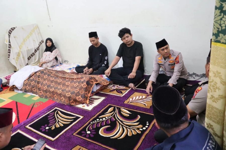 Wujud Nyata Soliditas, Kapolres Labuhanbatu Bersama PJU Melayat ke Rumah Duka Alm. Aiptu Katamsah
