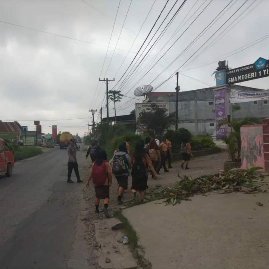 Wujudkan Kamseltibcarlantas, Polsek Tigapanah Gatur Lalin di Depan SMA Negeri 1 Tigapanah